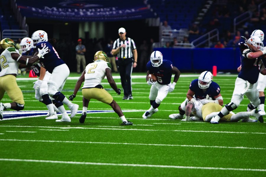 Jalen Rhodes runs the ball up the middle after finding a hole. Chase Otero/The Paisano