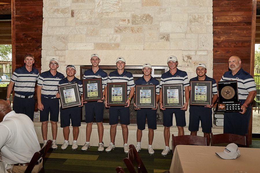 UTSA mens golf team holding up their plaques.