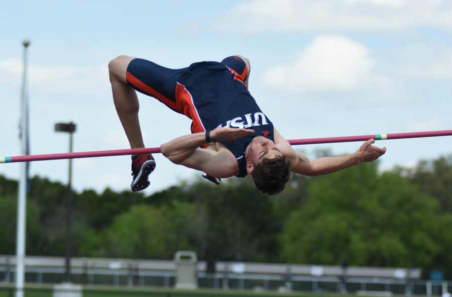 March 26 - April 2, 2019sports@paisano-online.com | 7SportsRoadrunners jump-start their 2019 outdoor track season Jake McDaniel clears the high jump pole.Track defends at Roadrunner Invitational Jack Myer/The Paisano