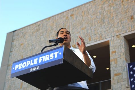 Julián Castro opening his #PeopleFirst rally.