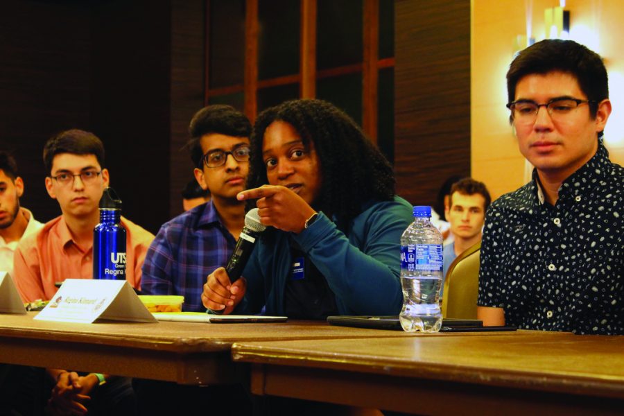 Student government senators address concerns. Photo by Rudy Sanchez