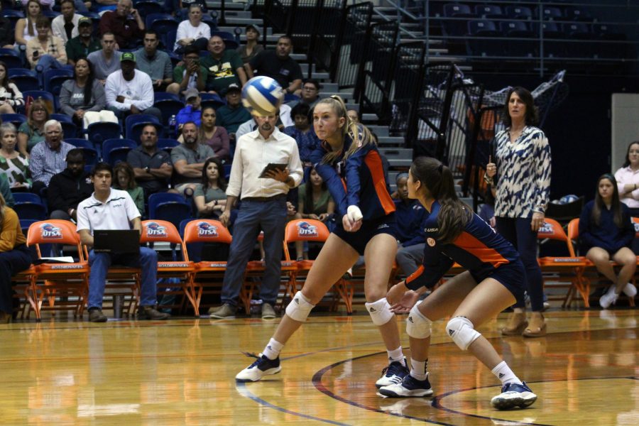 Kirby Smith passes a ball from the Blazers’ front row. Photo by Julia Maenius