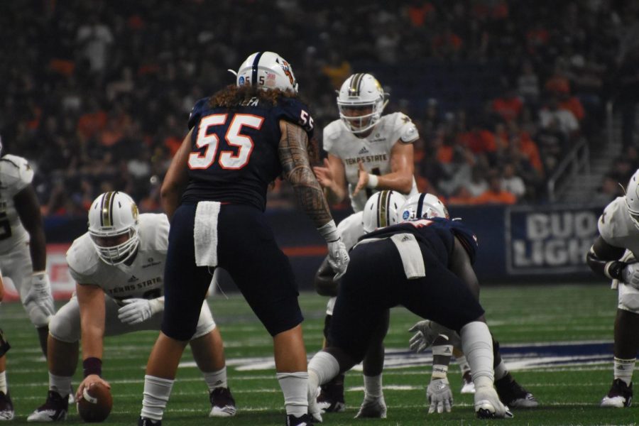 Former+UTSA+linebacker+Josiah+Tauaefa+stares+down+Texas+States+quarterback+before+the+snap+in+a+2018+game.+The+Runners+won+21-25.+%0A