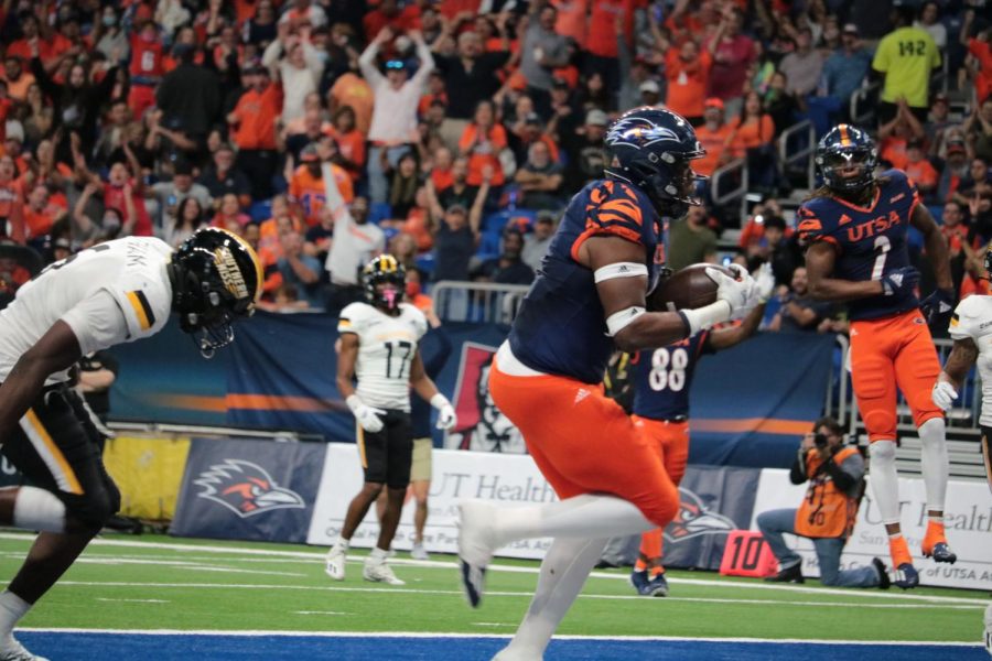 Leroy Watson hauls in a pass for a touchdown as time expires in the third quarter during the game against Southern Mississippi on Saturday afternoon. The touchdown was Watsons first of the season and came at a crucial time, tieing the game at 17 and handing UTSA momentum heading into the fourth. 