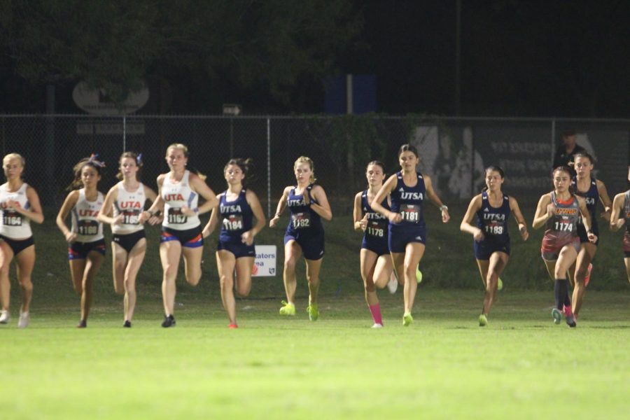The+UTSA+womens+cross+country+team+sets+off+from+the+start+line+during+the+UIW+Twilight+Meet+earlier+this+season.+The+team+endured+a+difficult+season%2C+but+with+nine+freshmen+on+the+squad%2C+brighter+days+are+ahead.+