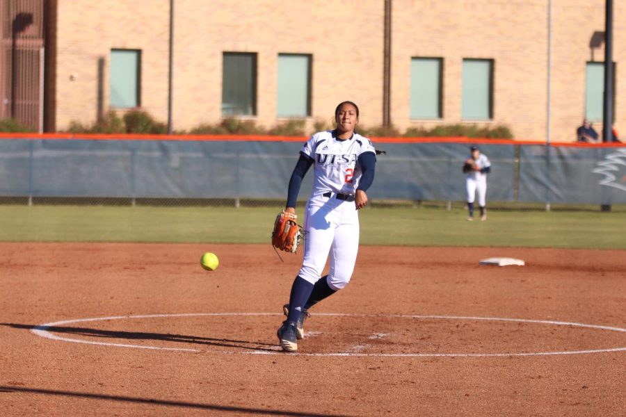 Marena Estell delivers a pitch during UTSA’s fall exhibition games. The pitcher and outfielder from Hooks, Texas, appeared in 13 games on the bump and 36 games total for the ‘Runners last season, recording a 1-3 record with a 5.84 ERA while hitting .224 at the plate with four home runs and eight RBIs.
