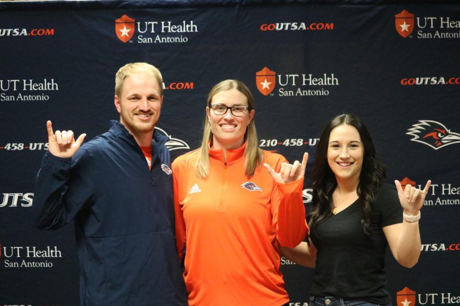 Carol+Price-Torok+%28center%29+poses+at+the+event+introducing+her+as+the+newest+head+coach+of+UTSA+volleyball.+Price-Torok+coached+Bradley+to+an+85-90+record+during+her+tenure.+