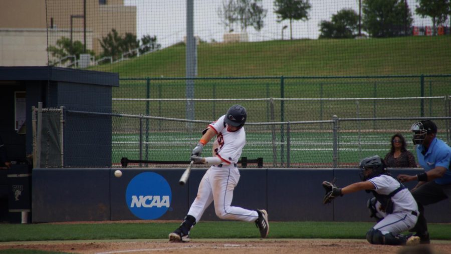 Chase Keng drives a ball during UTSA’s series sweep clinching win over FIU on Sunday. Keng had a solid week, going 5 for 16 at the plate with two doubles and five RBIs. He currently leads the ‘Runners in RBIs
for the season with 42 and is tied for second in doubles with 12 on the year. 