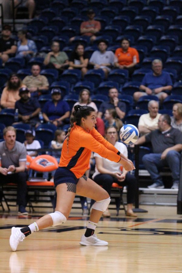 Volleyball goes 2-1 in Roadrunner Classic