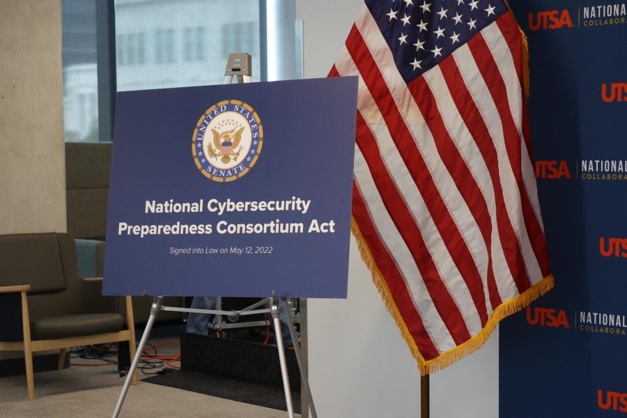 Sen.+Cornyn+speaks+about+growing+cyber+security+threats+at+School+of+Data+Science
