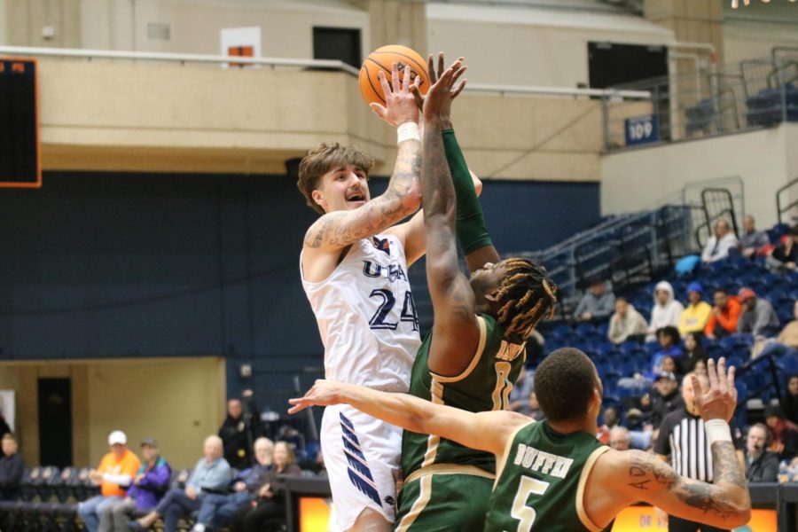 Men’s basketball falls short on possible second straight win
