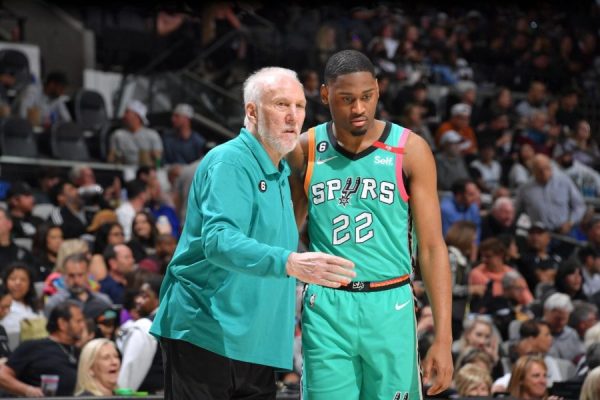 Spurs comeback falls short, Popovich grabs mic to quiet down the crowd
